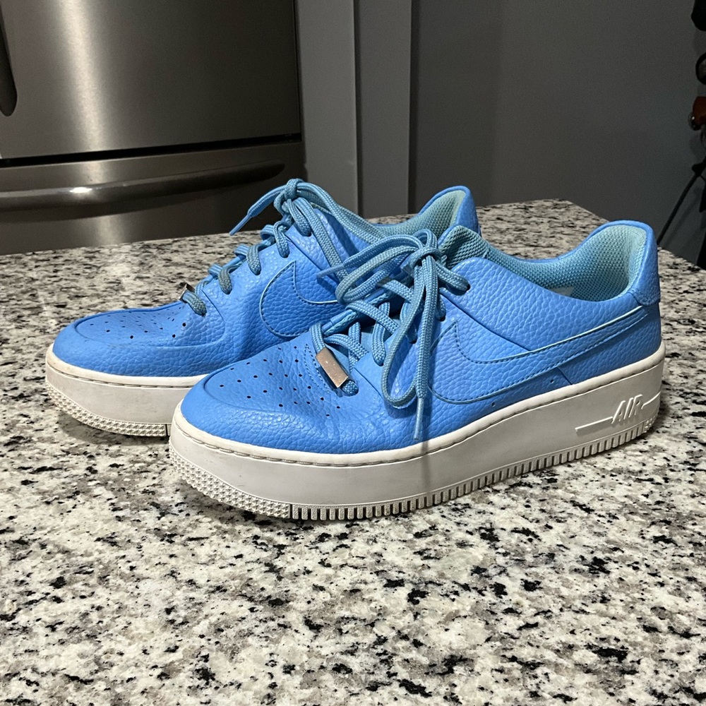 UNIVERSITY BLUE NIKE AIR FORCE 1 SAGE LOW